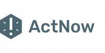 Logo mit grauem Symbol in Sechseckform und einem Ausrufezeichen daneben, rechts daneben der Schriftzug ActNow
