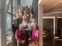 Gruppe von Menschen steht auf einer Treppe