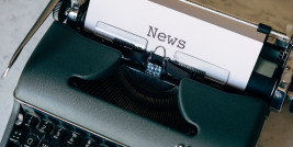 Schreibmaschine mit Blatt „News“