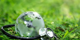 Stethoskop in Wiese um Glaserdkugel