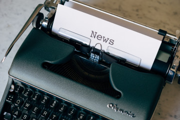 Schreibmaschine mit Blatt „News“