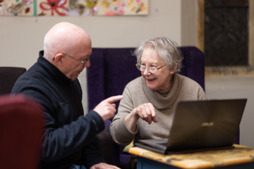 Ältere Menschen am Laptop