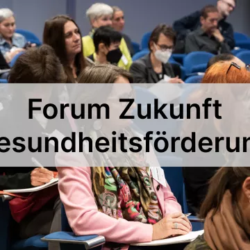 Personen im Sahl mit Schrift Banner