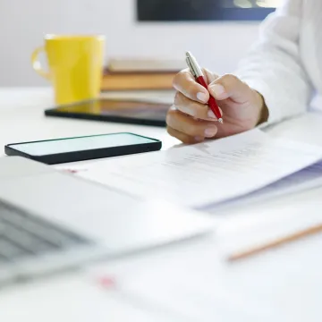 © AdobeStock/Lek Person liest Bericht