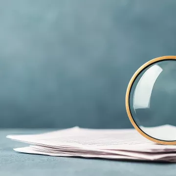 Lupe liegt auf Unterlagen