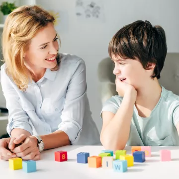Frau mit Kind im Gespäch