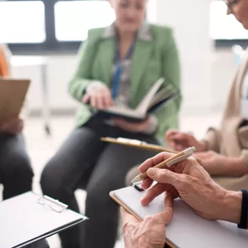 Personen sitzen im Kreis