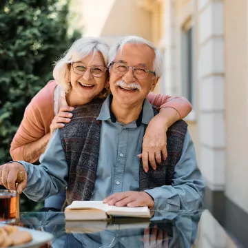 Älteres Paar lachend am Tisch