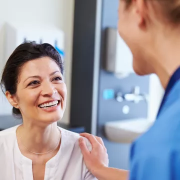 Ärztin spricht mit einer Patientin