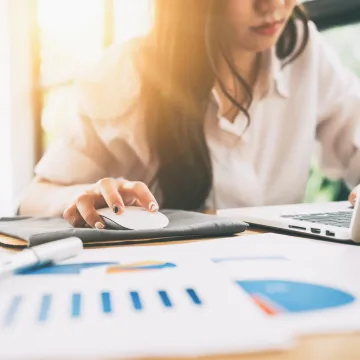 junge Frau sitzt am Laptop