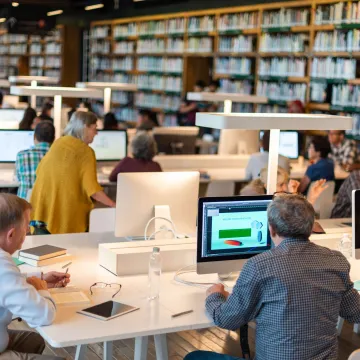 Menschen in einer Bibliothek