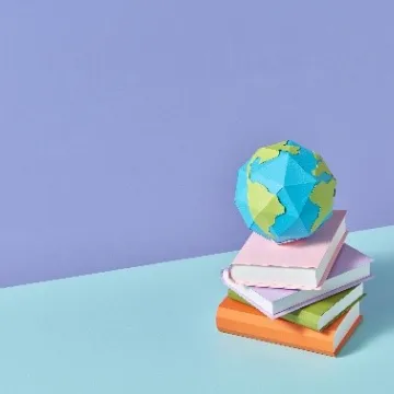 Ein kleiner Globus auf einem Bücherstapel