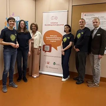 Team vor Roll Up der Initiative Gute Gesprächsqualität