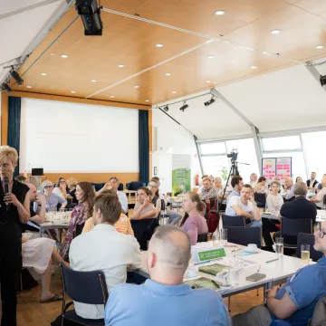 Teilnehmende der Fachkonferenz auf einem Bild