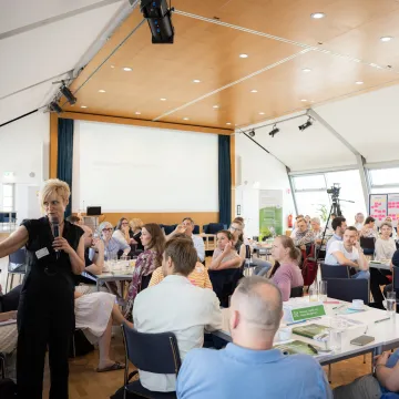Teilnehmende der Fachkonferenz auf einem Bild