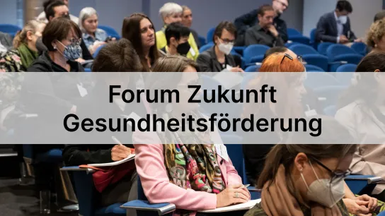 Personen im Sahl mit Schrift Banner