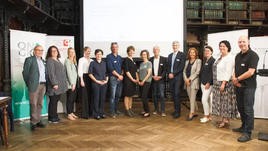 Das Team der Initiative Gesundheitsförderung aus GÖG und BMSGPK mit den Fachexpert:innen der Maßnahmen bei der Präsentationsveranstaltung im Billrothhaus am 19.09.2023 ©Arman Rastegar Das Team der Initiative Gesundheitsförderung aus GÖG und BMSGPK mit den Fachexpert:innen der Maßnahmen bei der Präsentationsveranstaltung im Billrothhaus am 19.09.2023 ©Arman Rastegar
