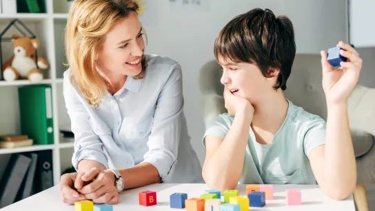 Frau mit Kind im Gespäch