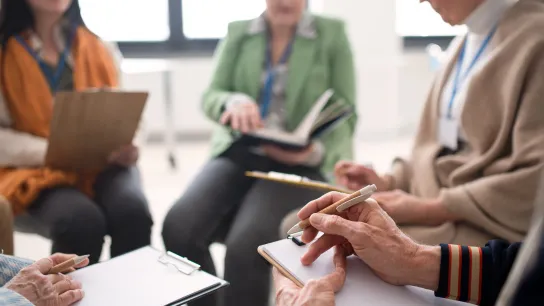 Personen sitzen im Kreis