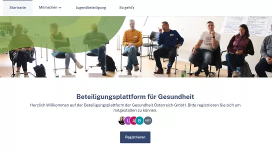 Menschen sprechend im Sesselkreis 