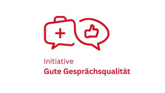 Logo Initiative Gute Gesprächsqualität Zwei Sprechblasen mit einem Pluszeichen und einem erhobenen Daumen.