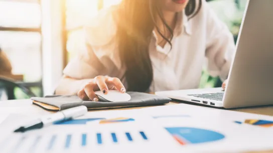 © Mymemo/Adobe Stock junge Frau sitzt am Laptop