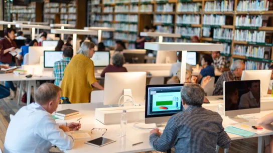 Menschen in einer Bibliothek