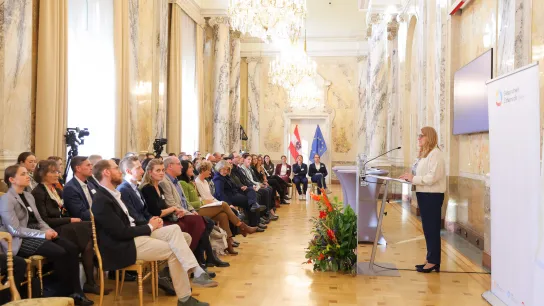 ©Monika Fellner Frau Staatssekretärin spricht beim Best Practice Award