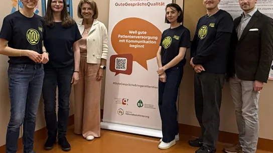 Team vor Roll Up der Initiative Gute Gesprächsqualität