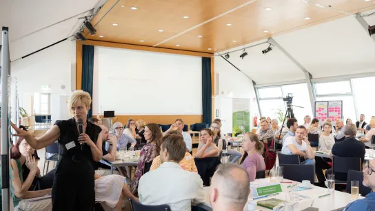 Teilnehmende der Fachkonferenz auf einem Bild