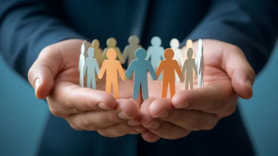 © komang/Adobe Stock, generiert mit KI Papierfiguren werden in Händen gehalten